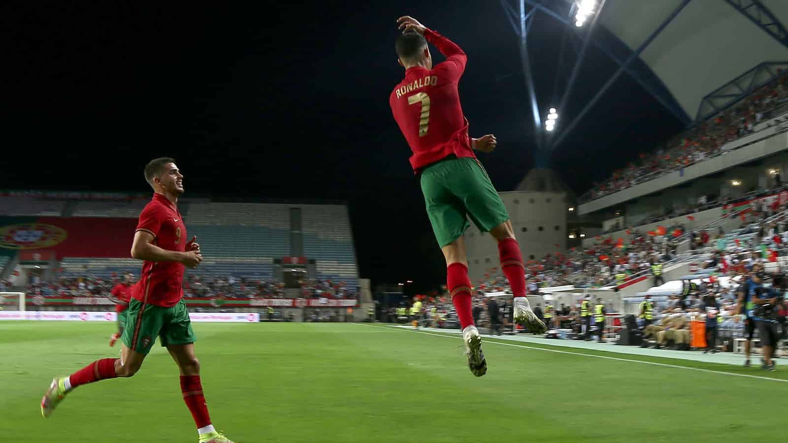 Tin bóng đá 11/10: Cristiano Ronaldo thêm vào kỷ lục ghi bàn của Bồ Đào Nha