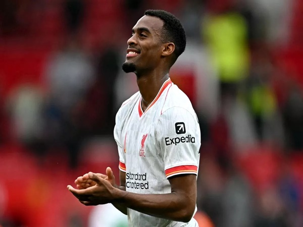 Tin Liverpool 7/9: Gravenberch chia sẻ sự khác nhau giữa Klopp và Slot