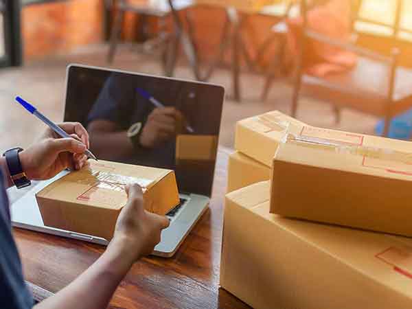 Kiểm tra lại thông tin đơn hàng, xác nhận với khách hàng về sản phẩm